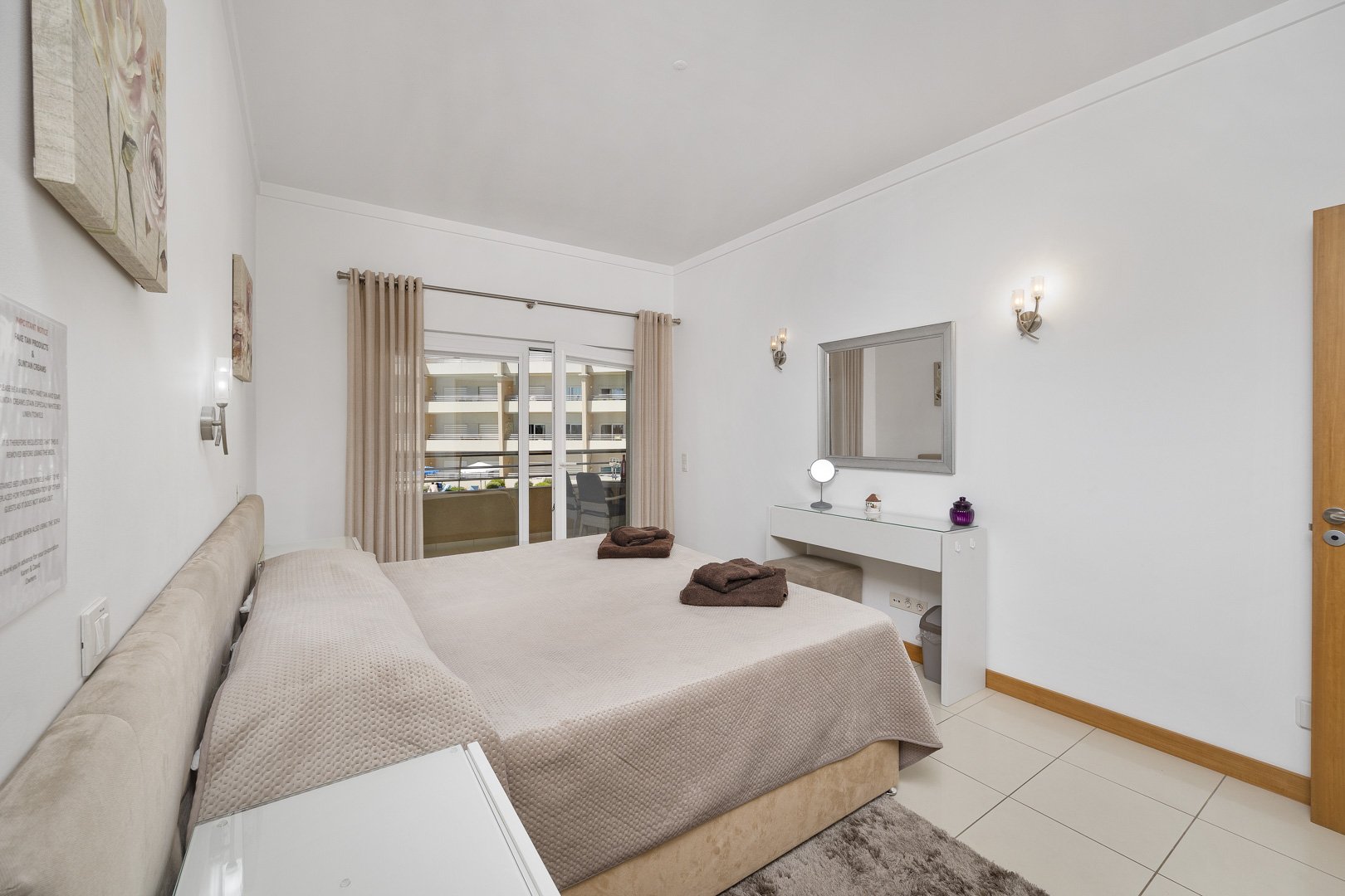 Bedroom with dressing table and mirror