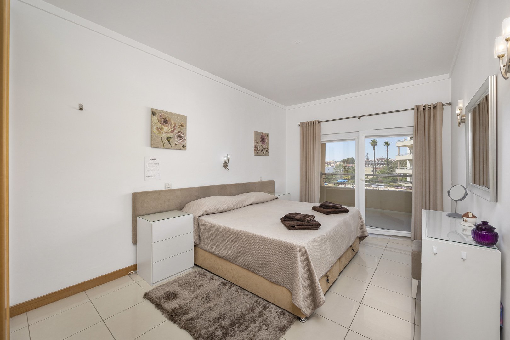 Bedroom with balcony access and sea view