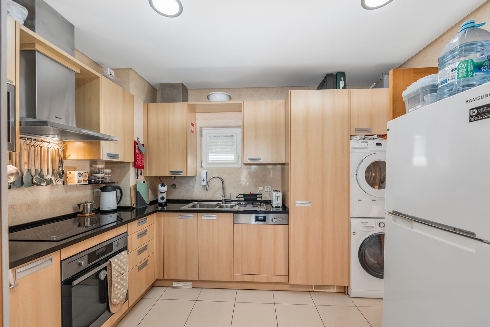 Fitted kitchen with oven, hob, fridge-freezer and washing machine