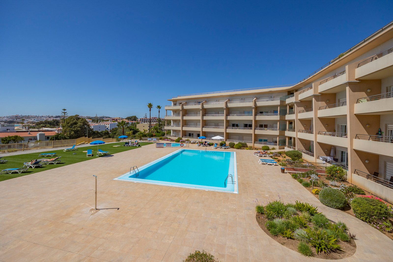 Quinta da Barracuda apartment complex and swimming pool