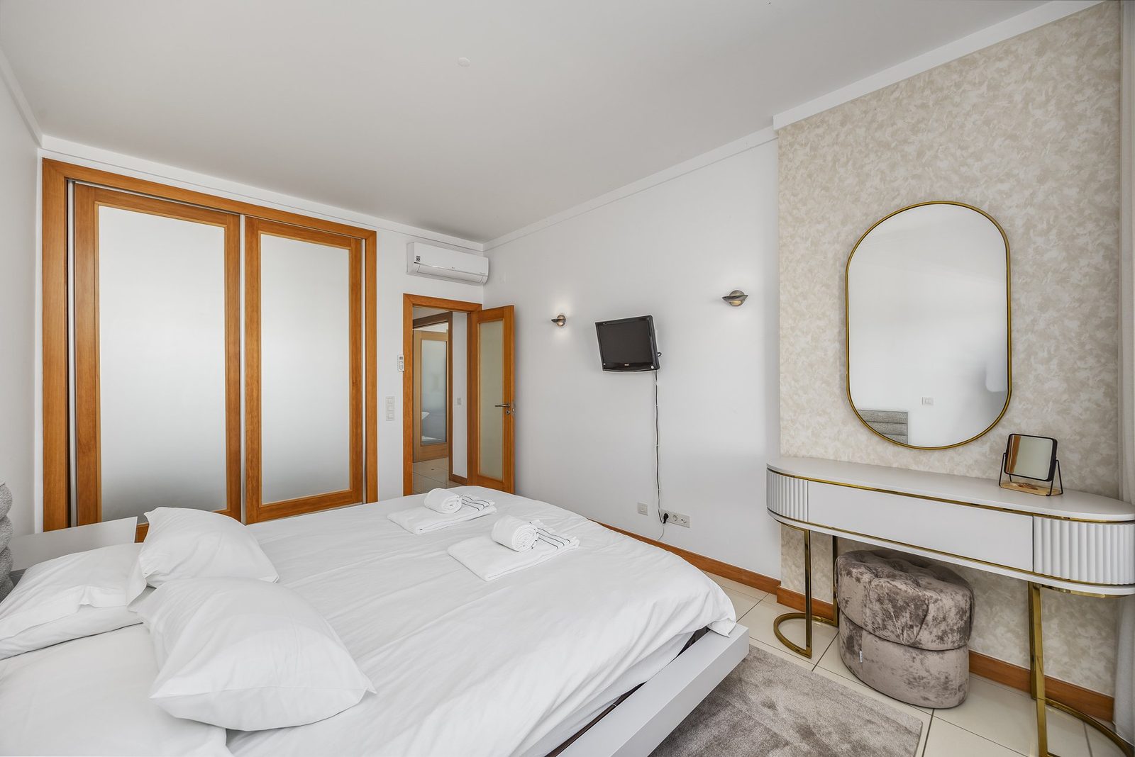 Bedroom with mirrored wardrobe and vanity table