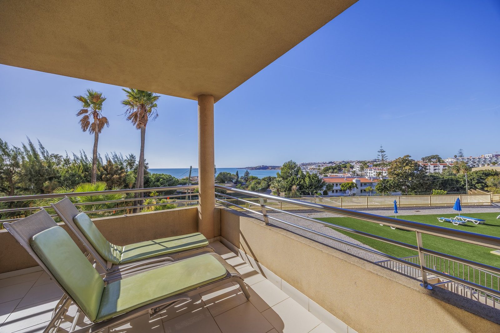 Terrace sun loungers with sea view