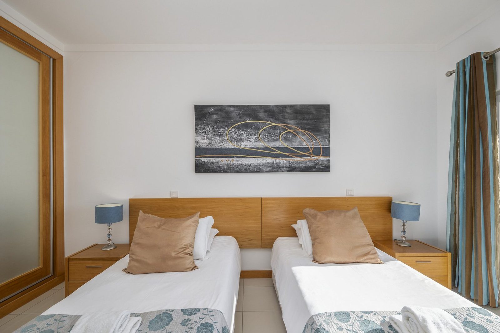 Twin bedroom with two single beds