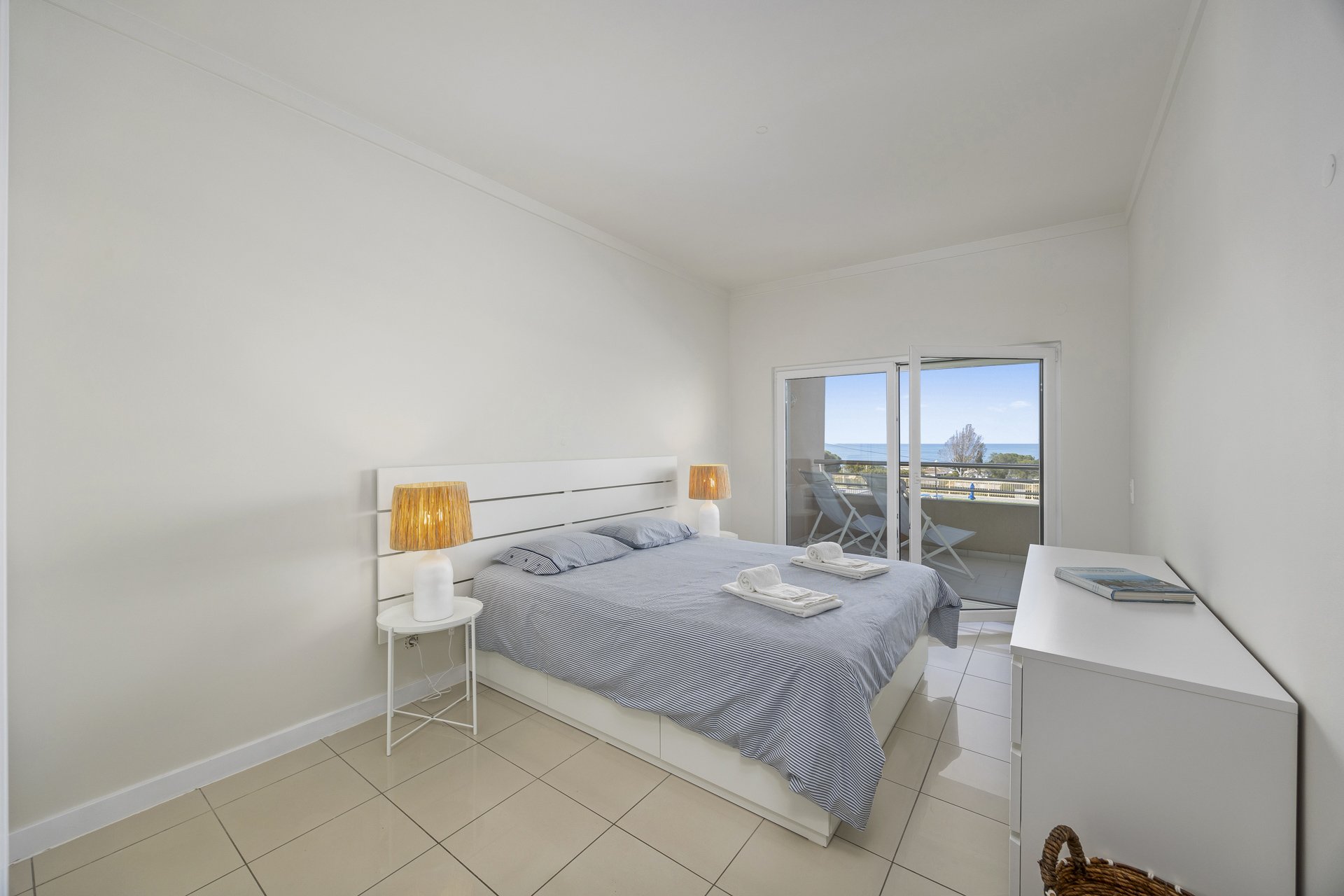 Bedroom with balcony access and sea view