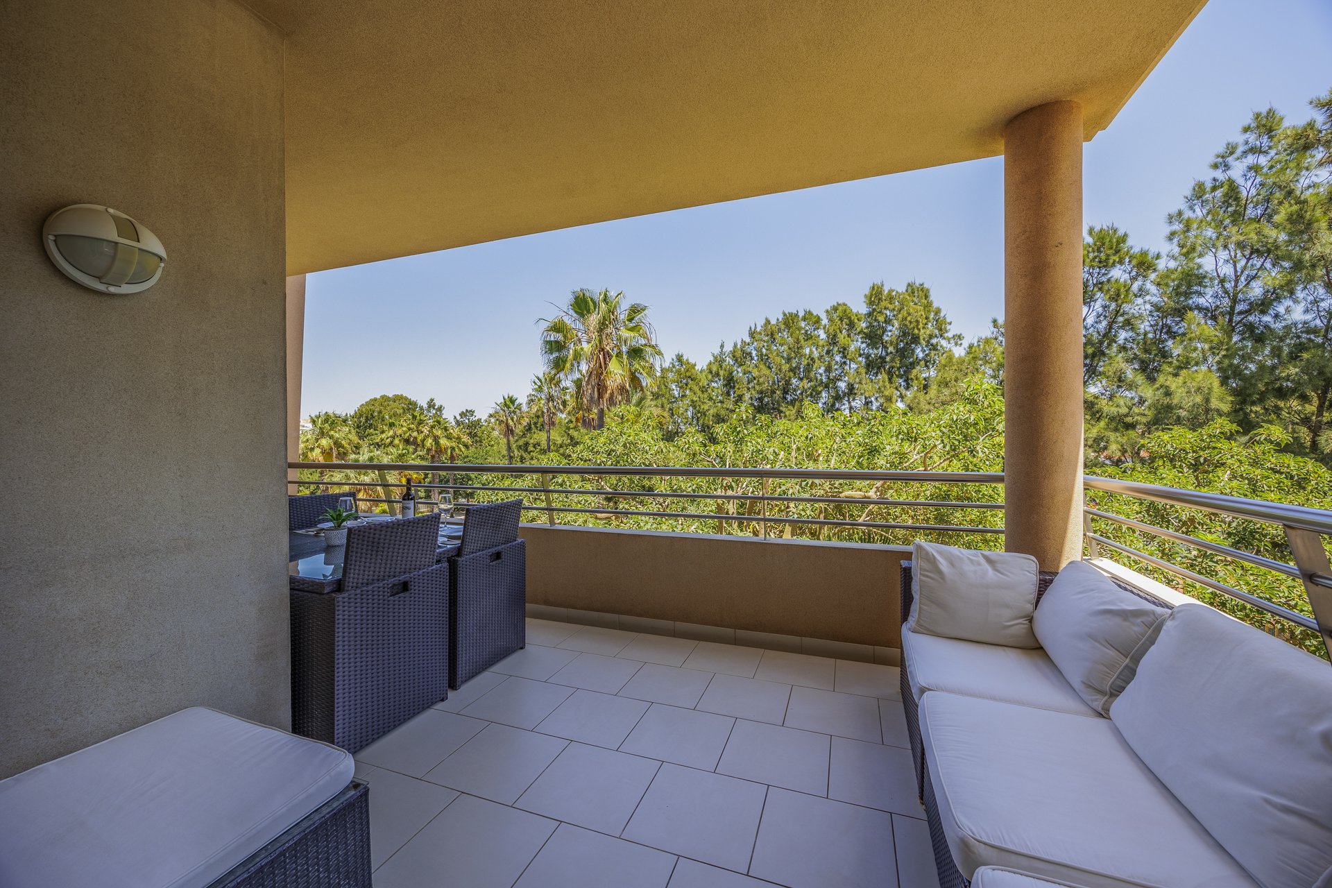 Balcony seating area with wide view over the treetops