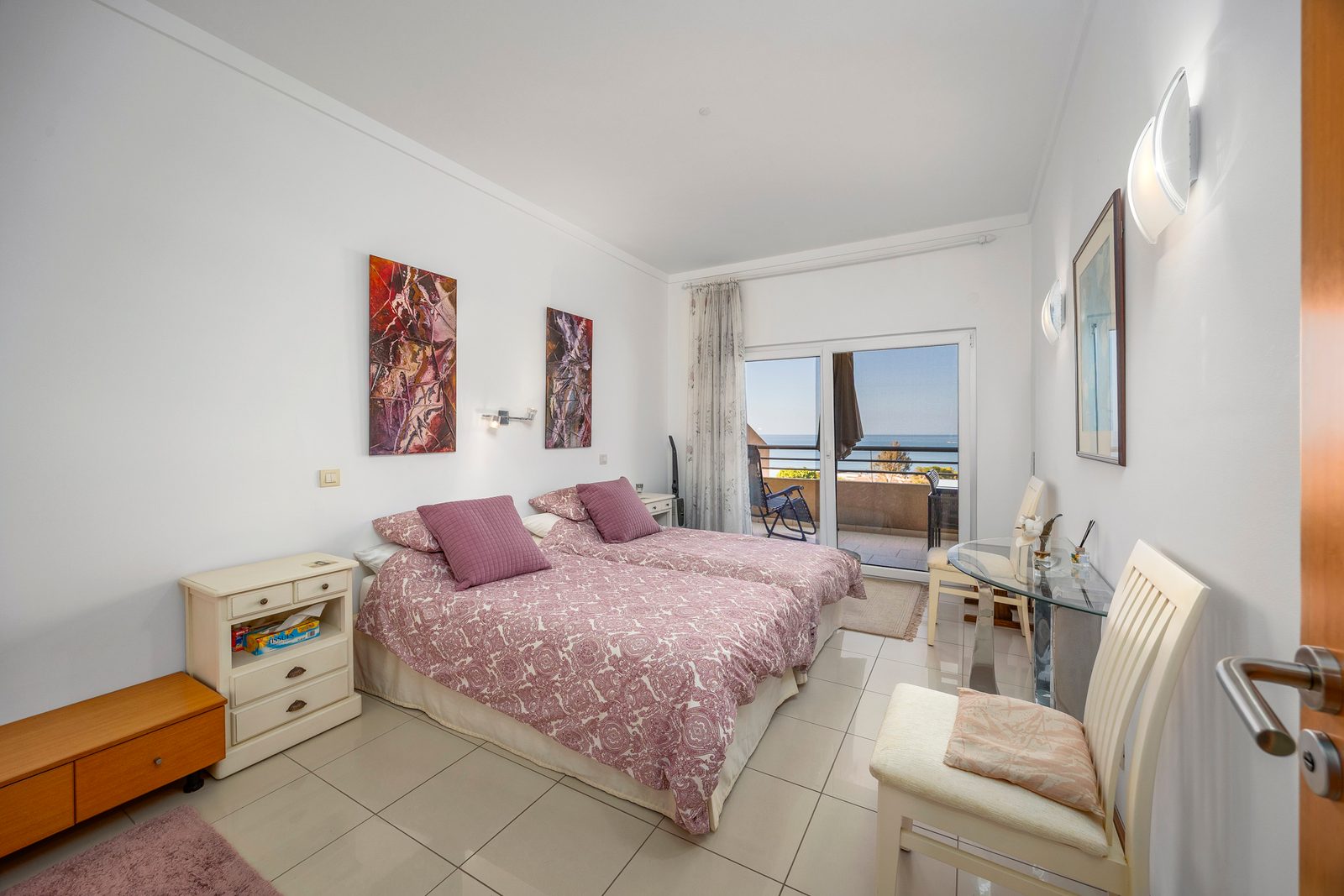 Twin bedroom with balcony access and sea view