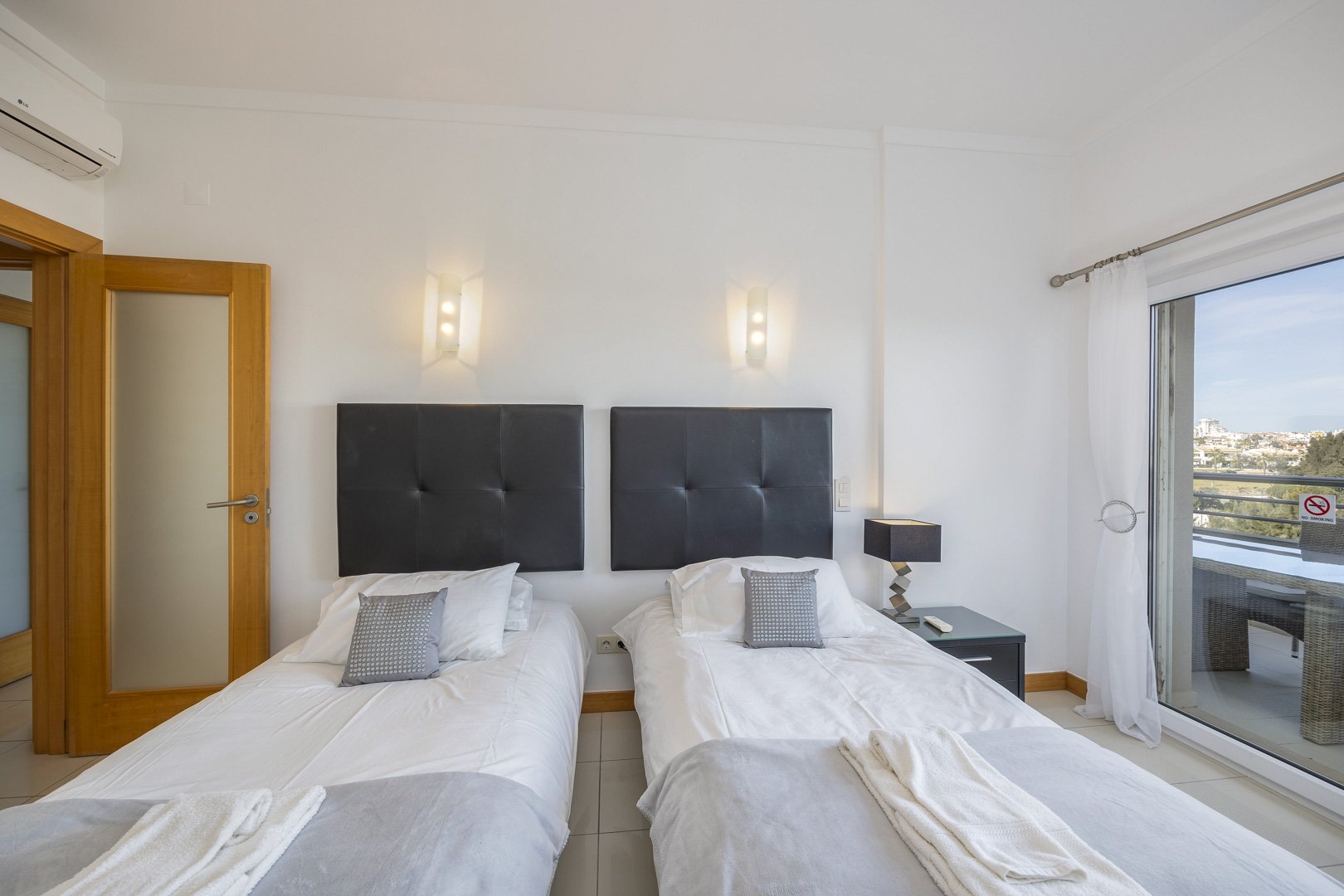 Bedroom with twin beds and sea view