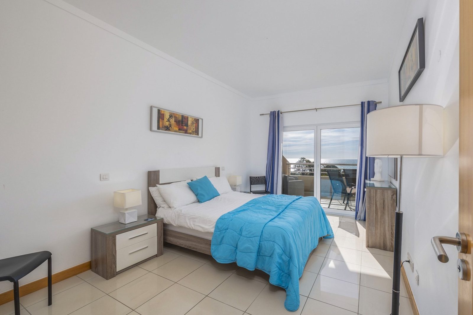 Bedroom with double bed, sea view, and balcony access