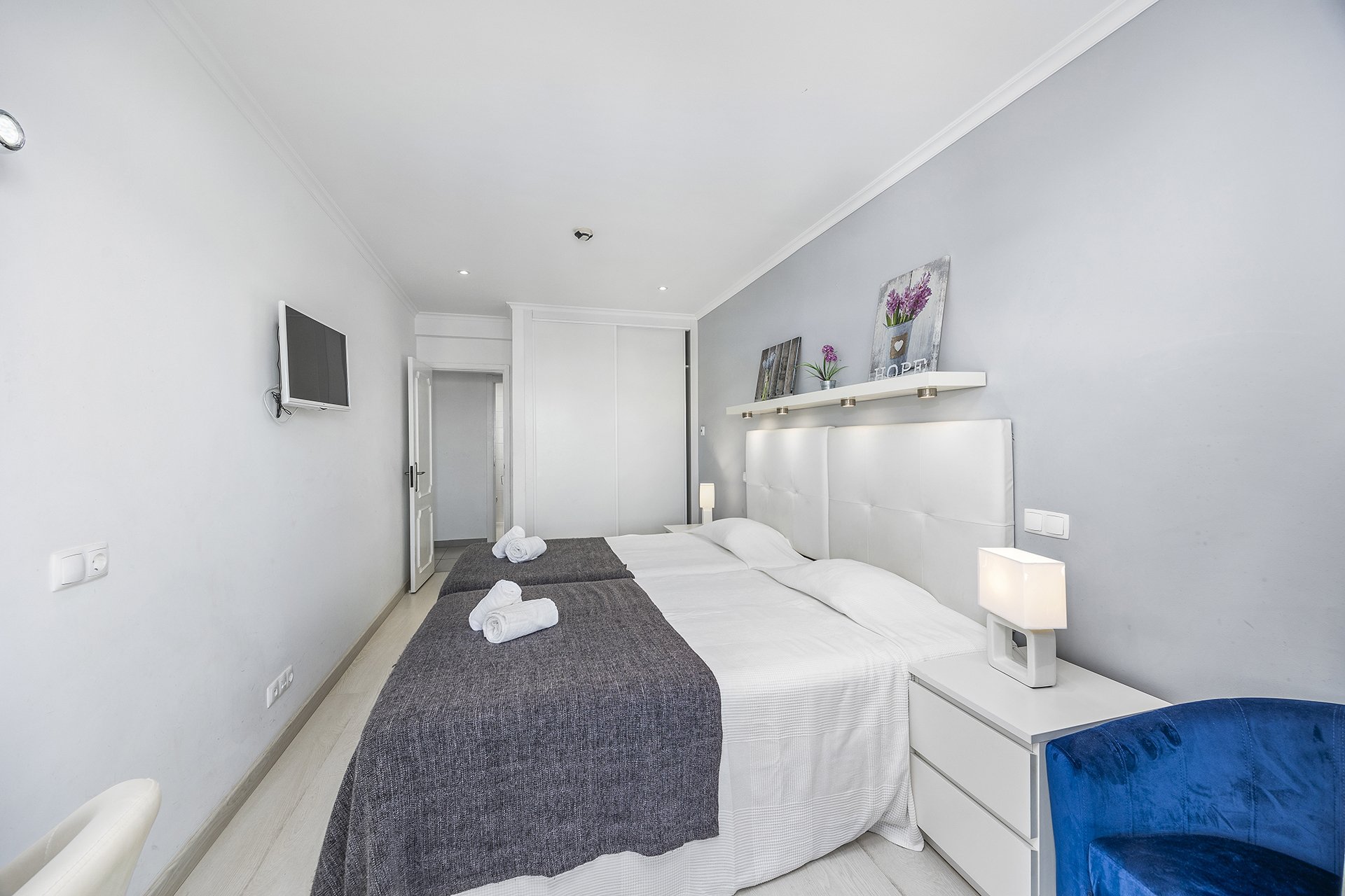 Bedroom with twin beds, alternate view