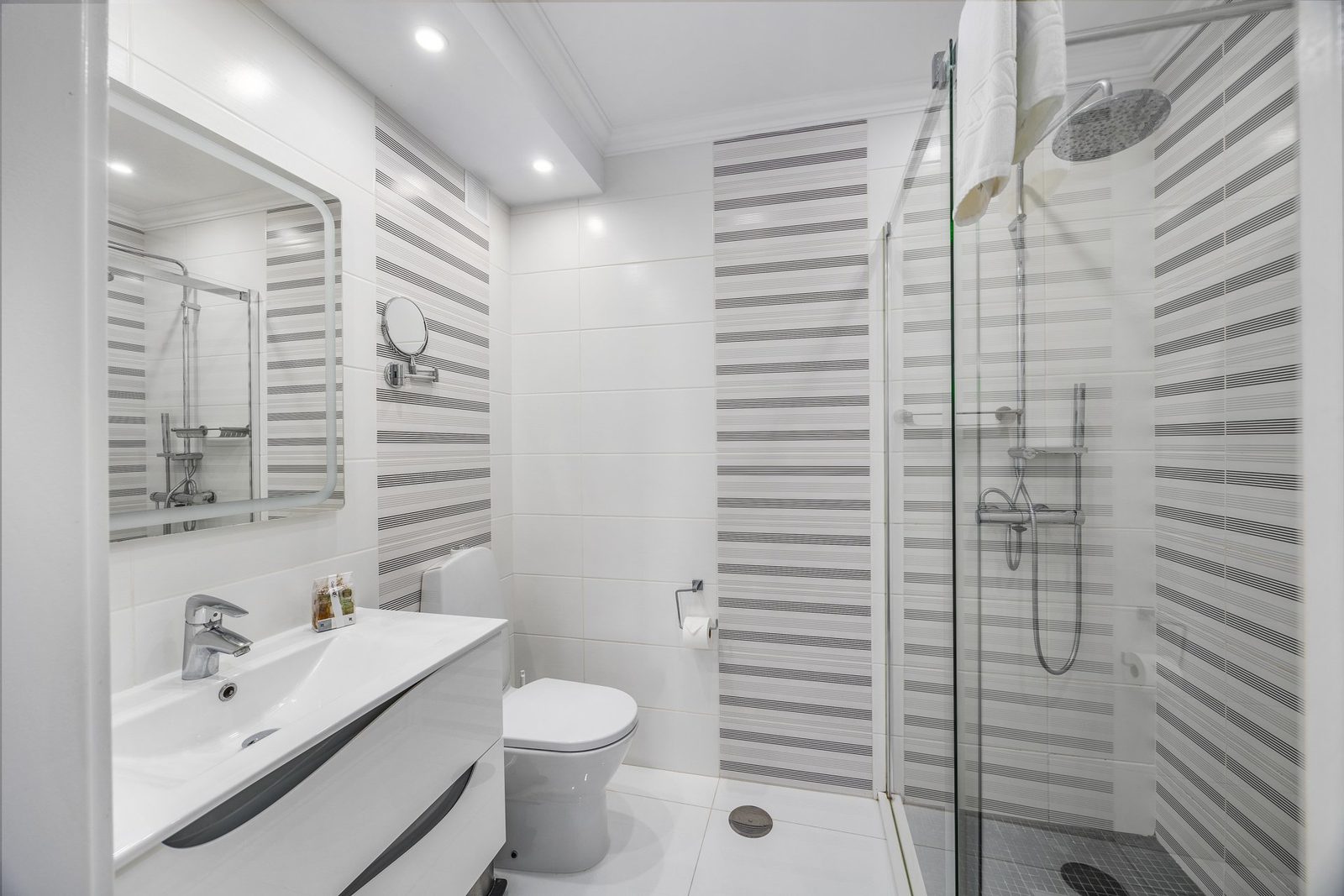 En-suite bathroom with walk-in shower