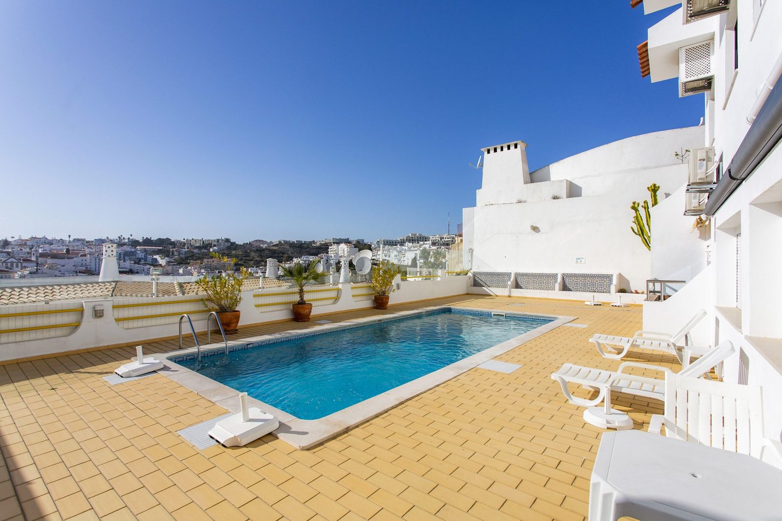 Private rooftop pool, wide view