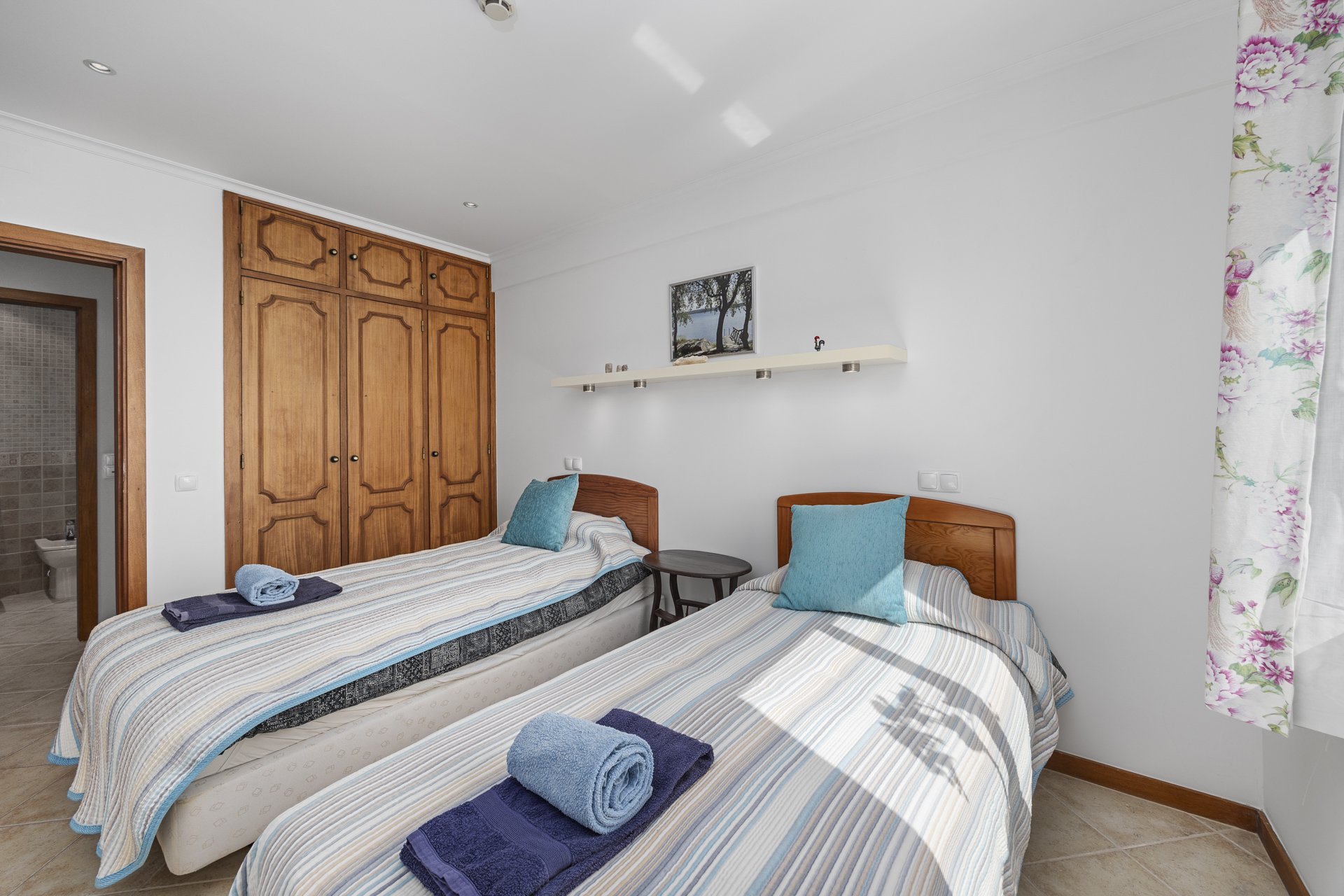 Twin bedroom with wardrobe and en-suite access