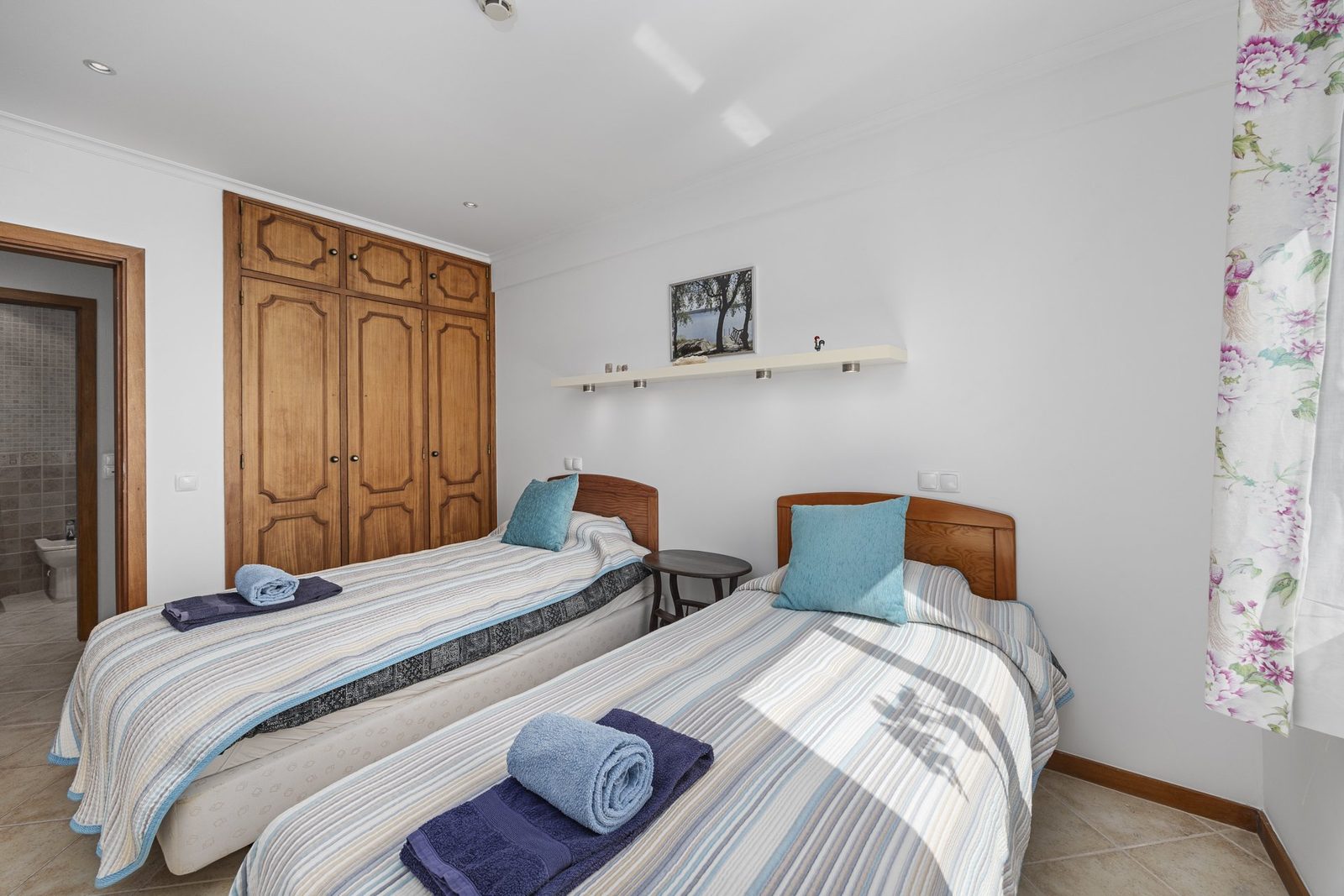 Twin bedroom with wardrobe and en-suite access